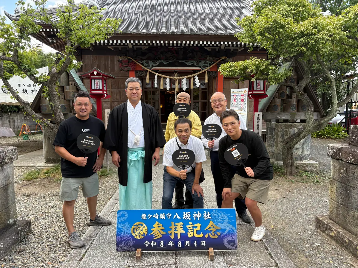 龍ケ崎 八坂神社の社殿前で撮影した、祭り実行委員会の皆さまとの集合写真